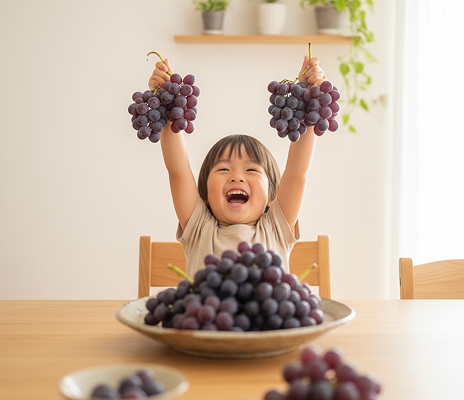 フルーツを楽しむ子ども